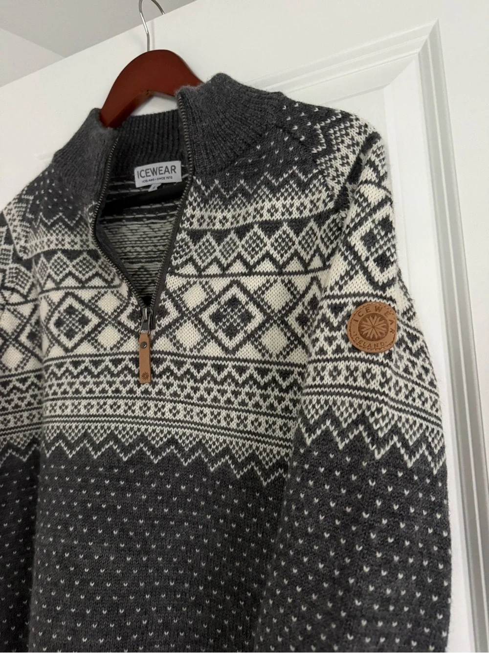 Icewear Men's Dark Gray Fair Isle 1/2 Zip Sweater, size large great condition
